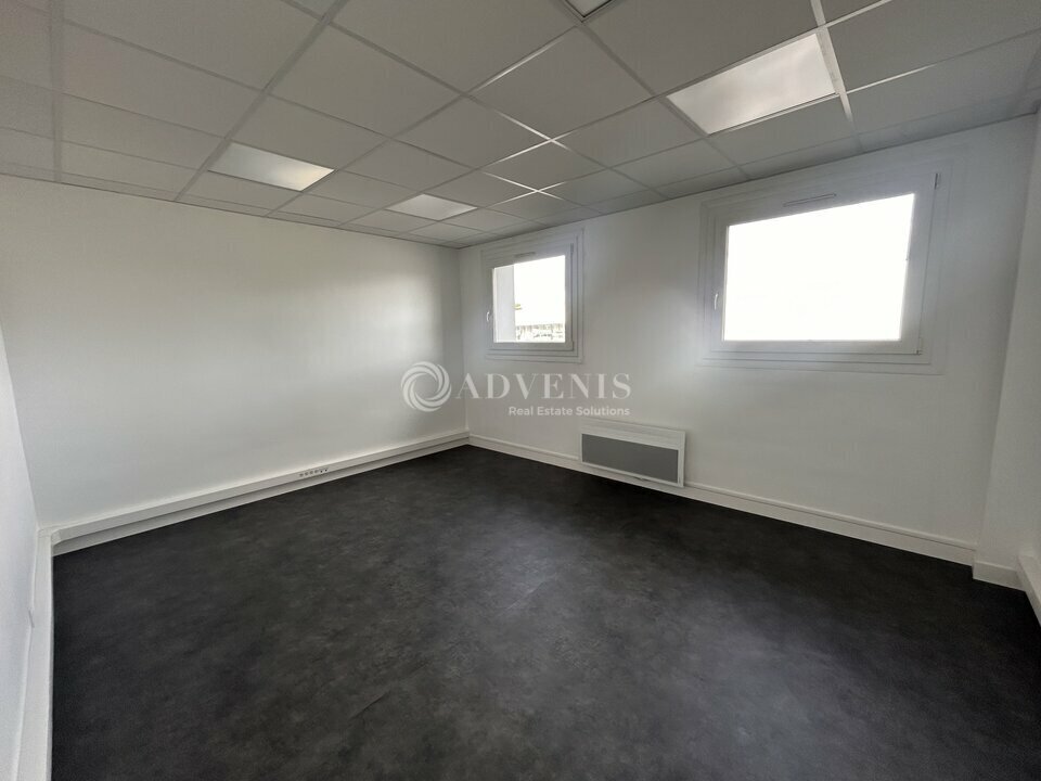 Office in Le Mans for lease Interior Photo- Image 1 of 8