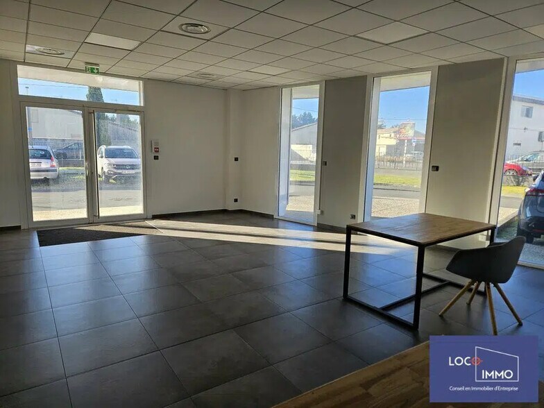 Office in Eysines for lease - Interior Photo - Image 2 of 5