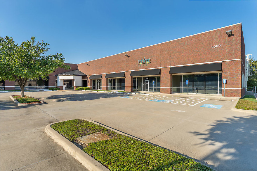 2009 Chenault Dr, Carrollton, TX for lease - Building Photo - Image 2 of 11