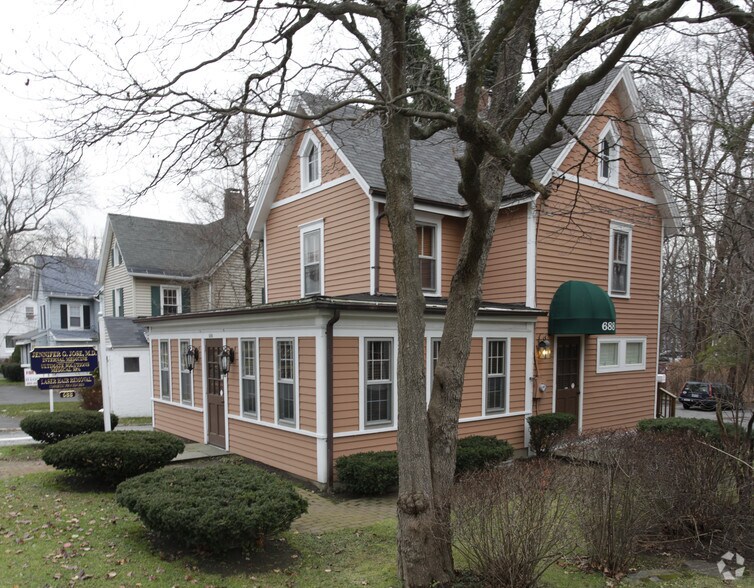 688 Boston Post Rd, Darien, CT 06820