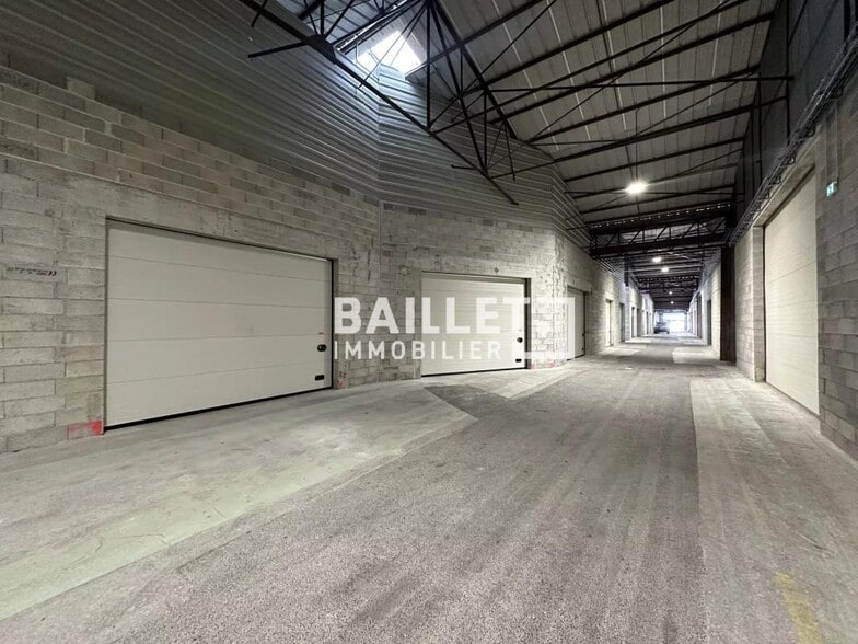 Industrial in Sainte-Maxime for lease - Building Photo - Image 3 of 4
