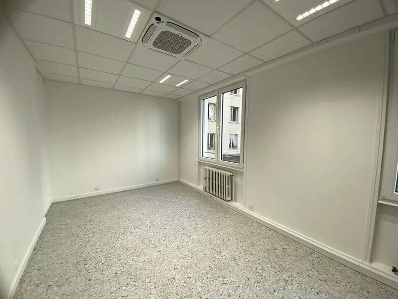 Office in Lyon for lease - Interior Photo - Image 3 of 13