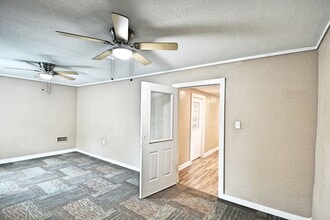 1111 N Walnut Ave, New Braunfels, TX for lease Building Photo- Image 1 of 5