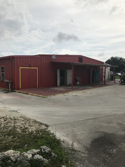 270-272 Beth Stacey Blvd, Lehigh Acres, FL for lease - Building Photo - Image 2 of 14