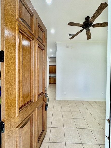 11119 McCracken Cir, Cypress, TX for lease - Interior Photo - Image 2 of 14