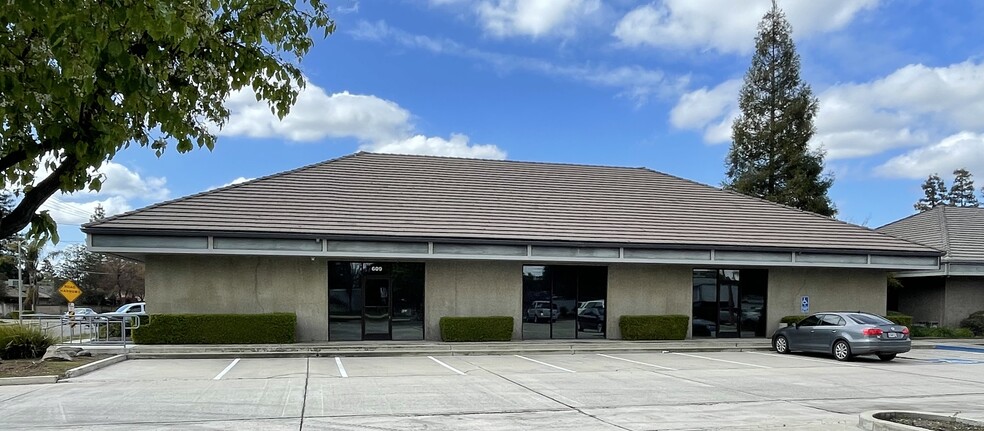 609-611 N Akers St, Visalia, CA for lease - Building Photo - Image 1 of 2