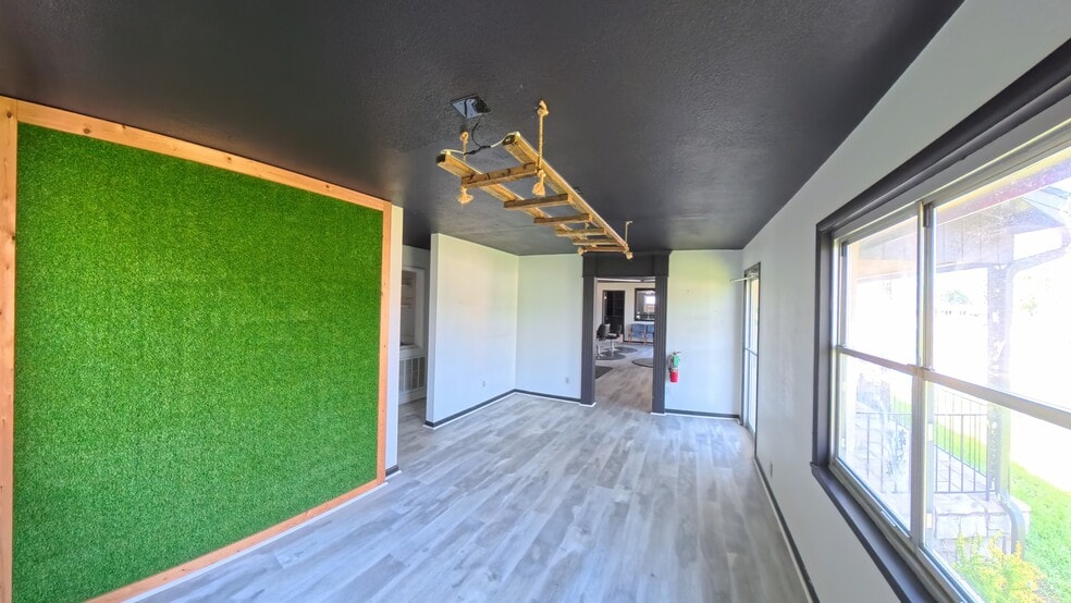 1208 S Walton Blvd, Bentonville, AR for lease - Building Photo - Image 3 of 28