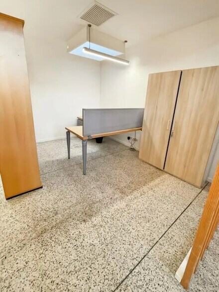 Office in Marseille for lease - Interior Photo - Image 2 of 7