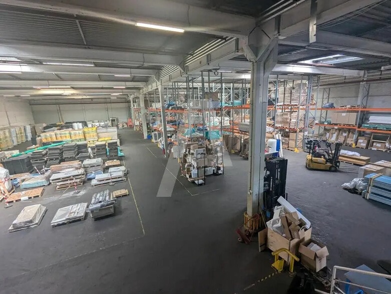 Industrial in Courtaboeuf for lease - Building Photo - Image 1 of 7