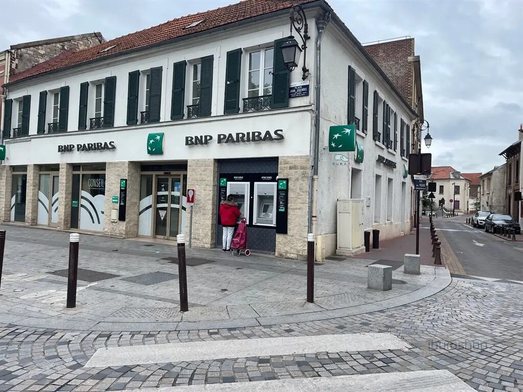 Retail in Gennevilliers for lease Building Photo- Image 1 of 5