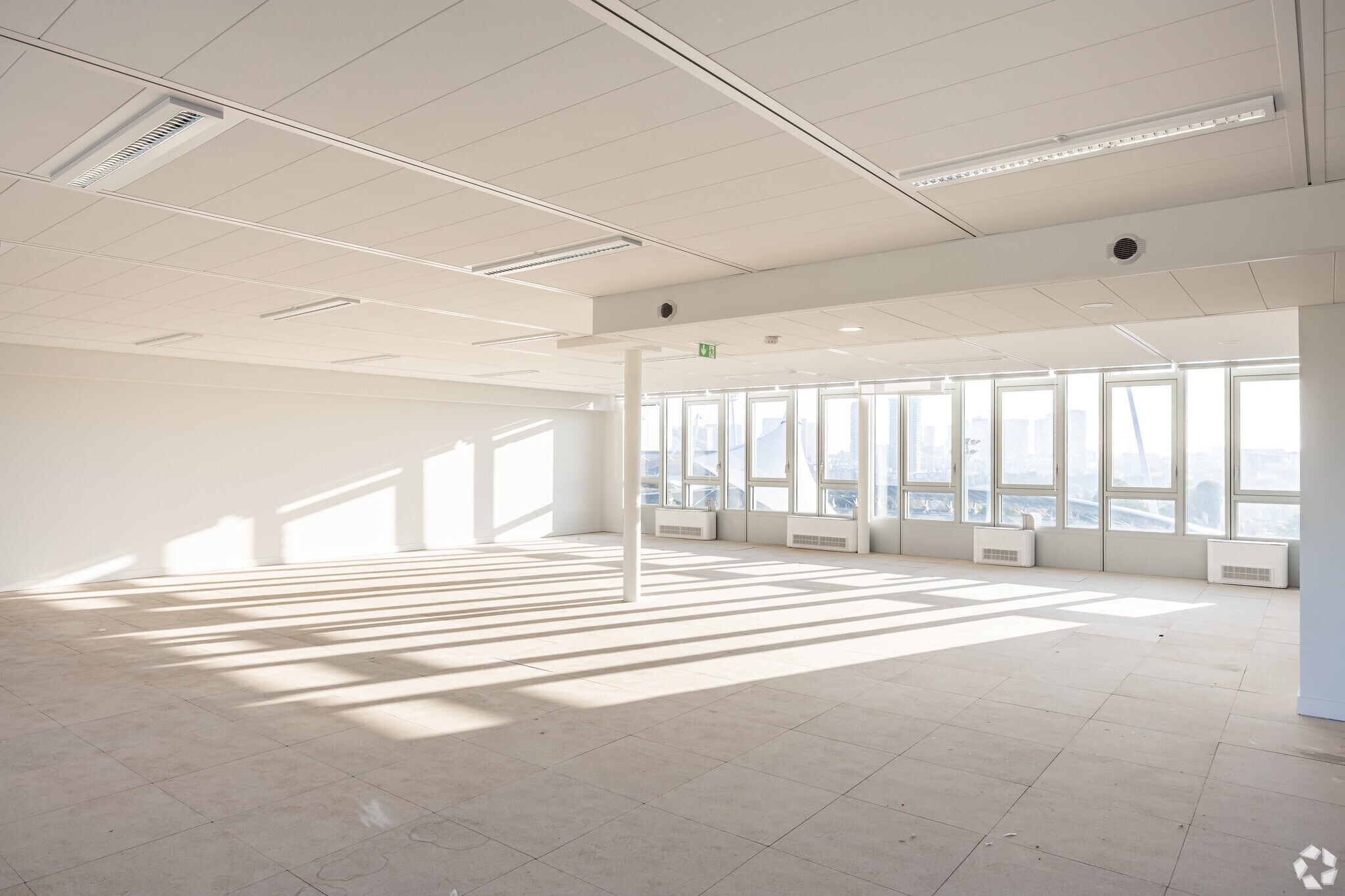 9-35 Avenue Pierre De Coubertin, Paris for lease Interior Photo- Image 1 of 4