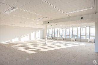 9-35 Avenue Pierre De Coubertin, Paris for lease Interior Photo- Image 1 of 4