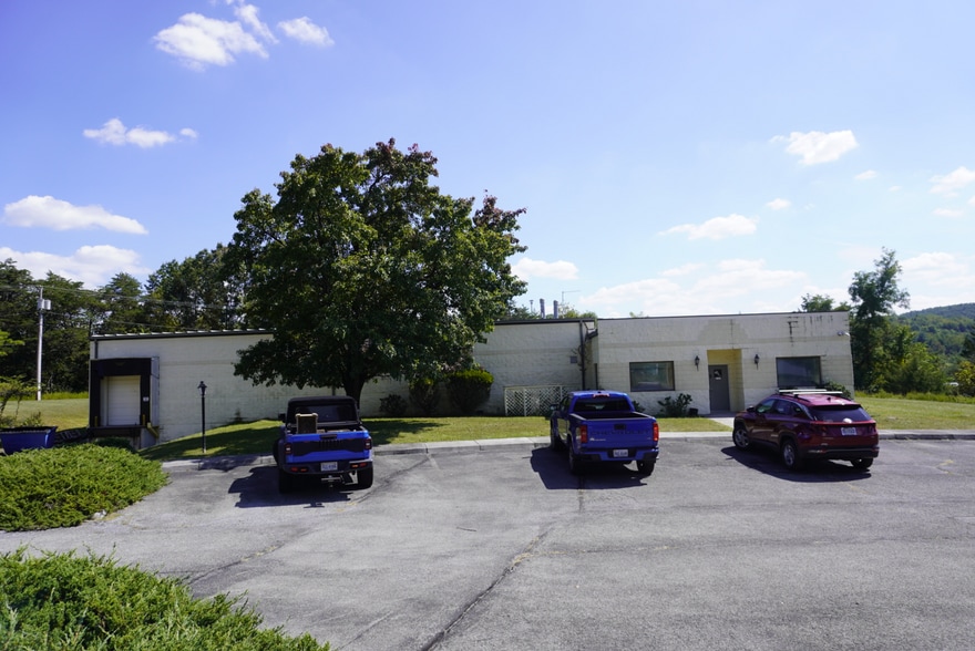 104 Centre Ct, Radford, VA for sale - Building Photo - Image 3 of 17