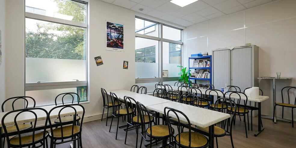 Office in Saint-Ouen-Sur-Seine for lease - Building Photo - Image 1 of 12