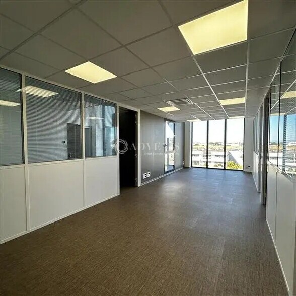 Office in  for lease - Interior Photo - Image 2 of 9