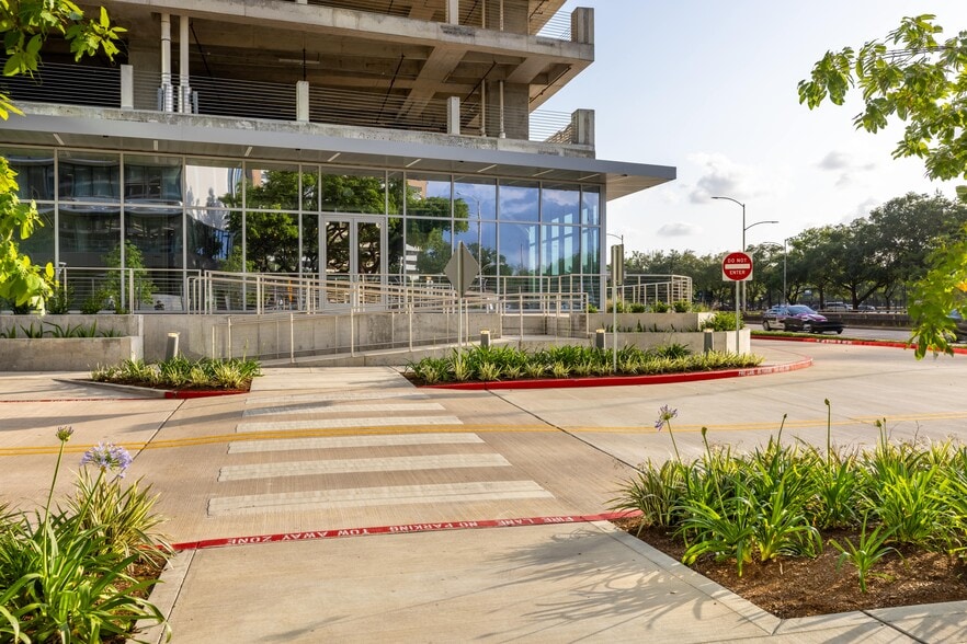 6919 Main St, Houston, TX for lease - Building Photo - Image 3 of 5