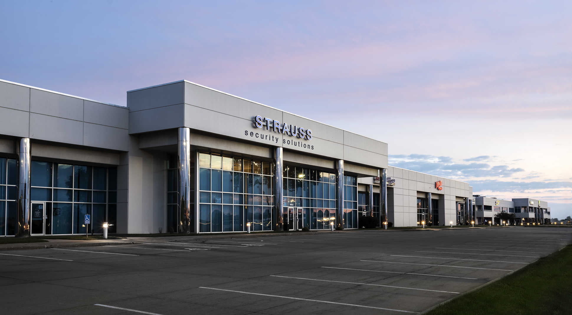 4651-4677 121st St, Urbandale, IA for lease Building Photo- Image 1 of 9