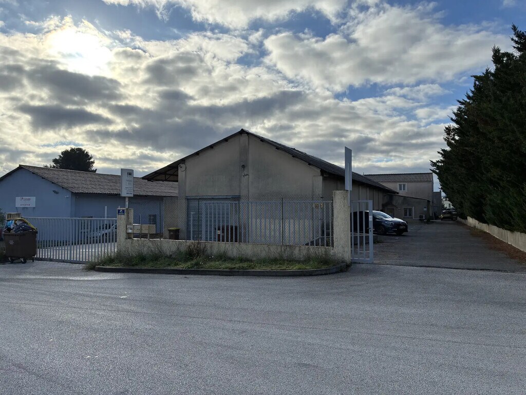 Location Local d'activités 800 m² - Photo 1