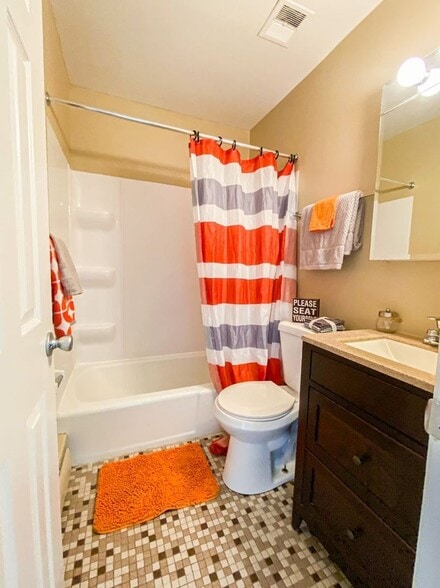 Badger Apartments | 38U in Madison, WI portfolio of 7 properties for sale on LoopNet.com - Interior Photo - Image 3 of 23