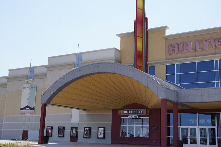 2401 Jacaman Rd, Laredo, TX for lease - Building Photo - Image 3 of 24