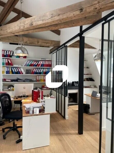 23 Rue Du Rocher, Paris for lease - Interior Photo - Image 2 of 5
