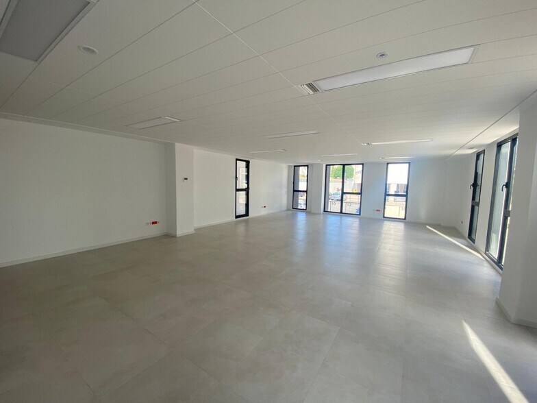 Office in Paterna for lease - Building Photo - Image 2 of 27