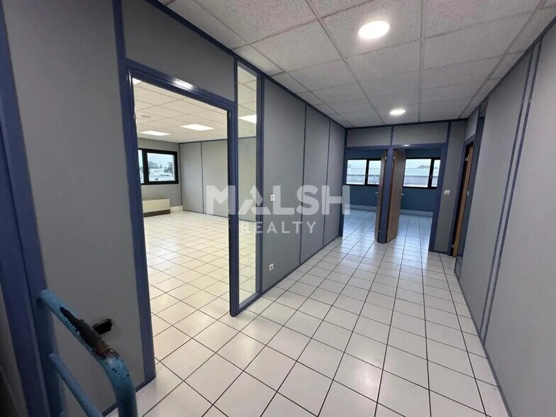 Office in Corbas for lease - Interior Photo - Image 2 of 11