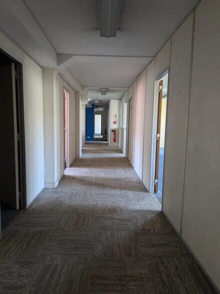 Office in Caen for lease - Building Photo - Image 3 of 6