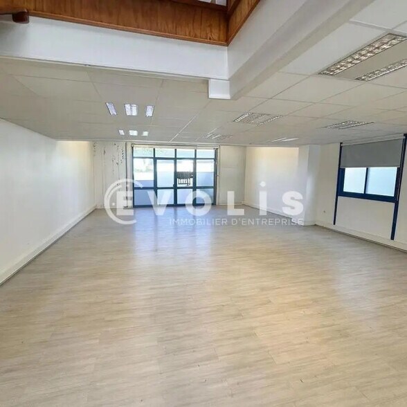 Flex in Croissy-Beaubourg for sale - Interior Photo - Image 2 of 6