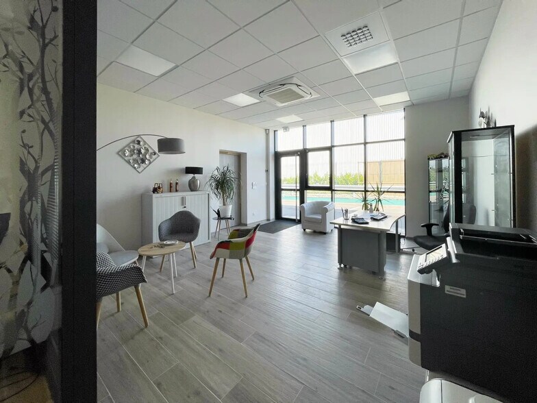 Office in Beauvais for lease - Interior Photo - Image 2 of 5