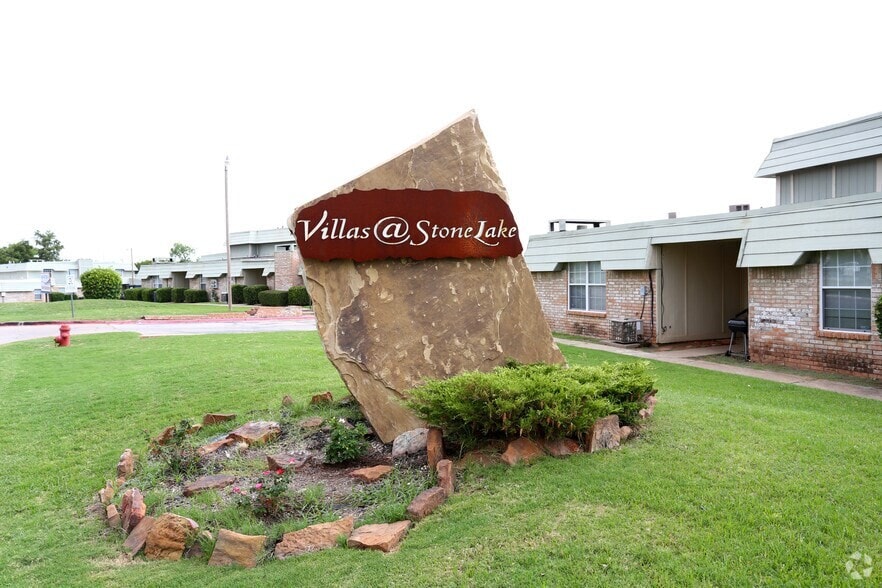 7404 Lyrewood Ln, Oklahoma City, OK for sale - Primary Photo - Image 1 of 2