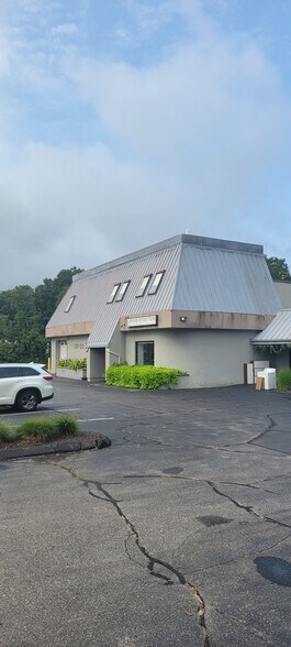 627-631 Main St, Monroe, CT for sale - Building Photo - Image 1 of 1