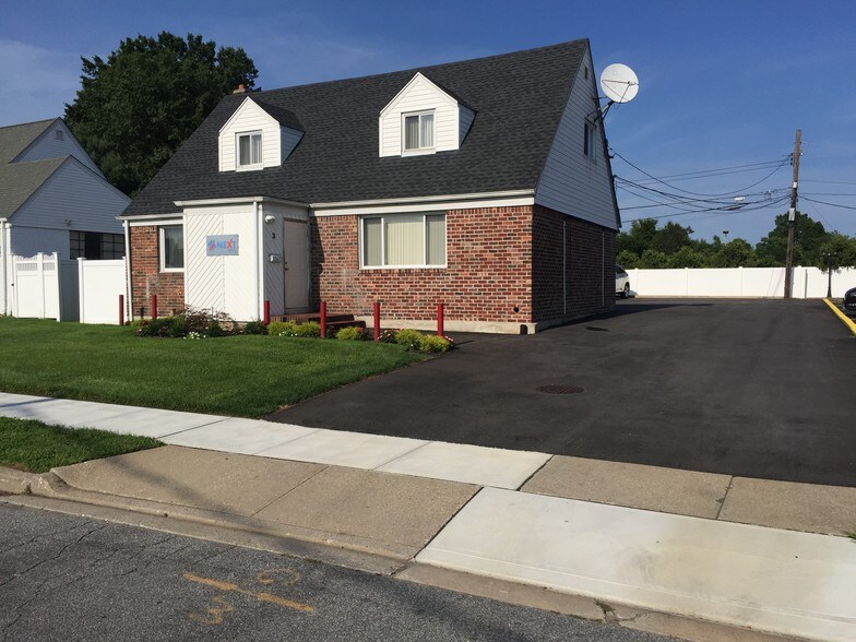 3 Lester Pl, Plainview, NY for sale - Primary Photo - Image 1 of 1