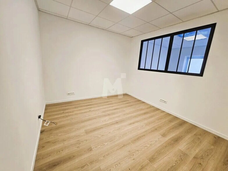 Office in Mennecy for lease - Interior Photo - Image 2 of 6
