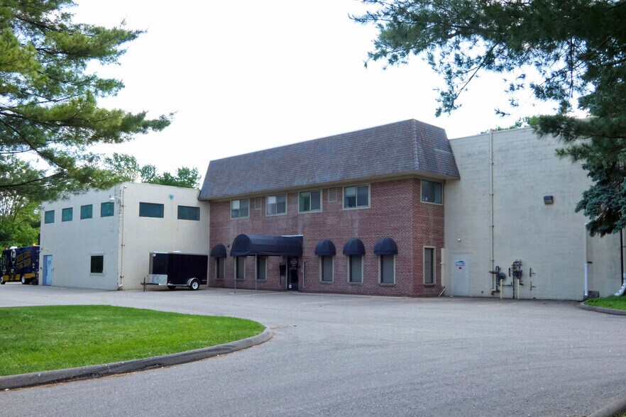 2240 Greer Blvd, Sylvan Lake, MI for sale - Primary Photo - Image 1 of 1