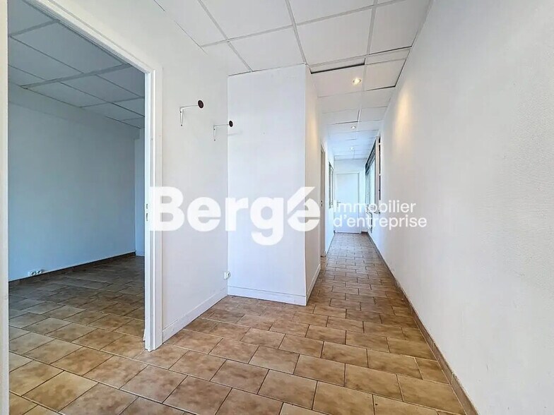 Office in Saint-Laurent-du-Var for lease - Interior Photo - Image 2 of 10