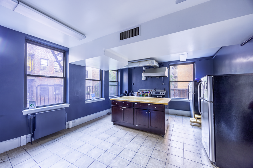 236 W 72nd St, New York, NY for sale - Building Photo - Image 2 of 27