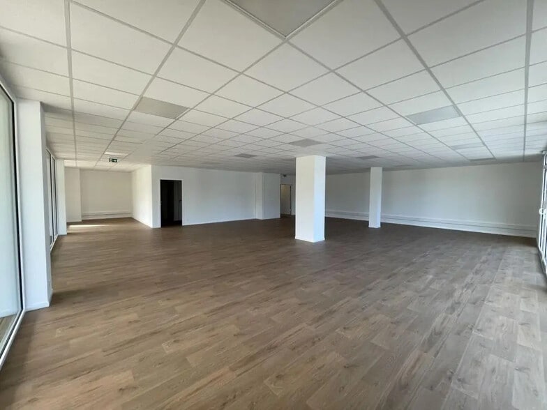 Retail in Vannes for lease - Interior Photo - Image 2 of 5