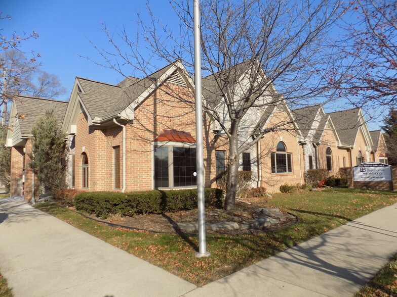 17550 W 11 Mile Rd, Lathrup Village, MI 48076