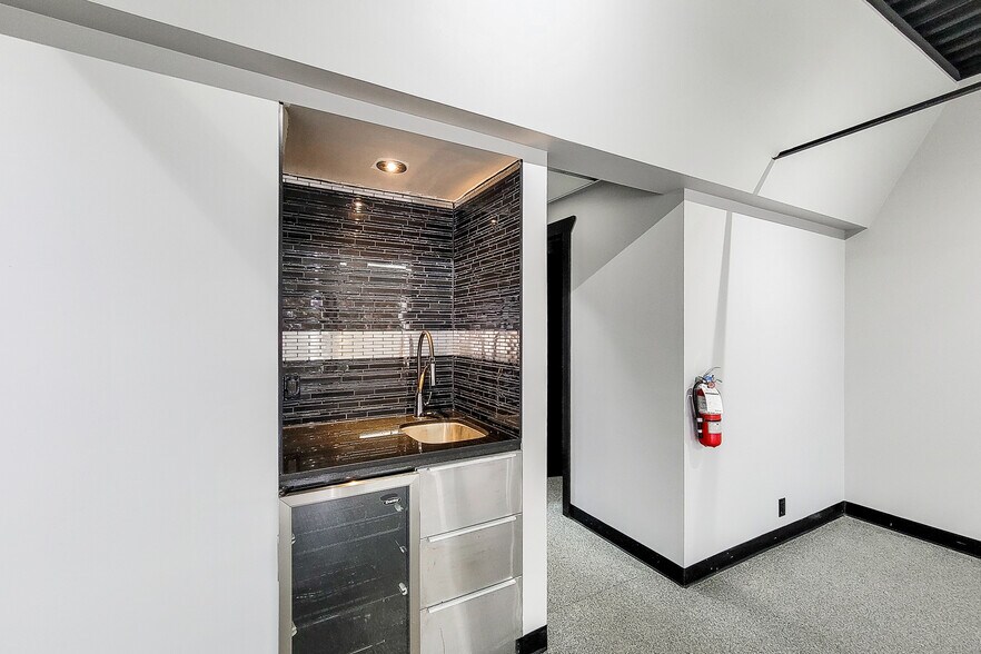 1070 Heritage Rd, Burlington, ON for lease - Building Photo - Image 3 of 8