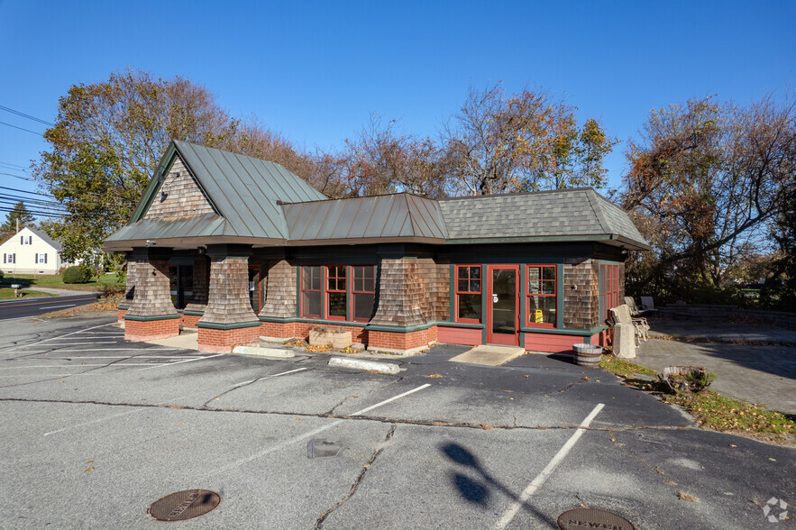 2005 E Main Rd, Portsmouth, RI for sale - Primary Photo - Image 1 of 1