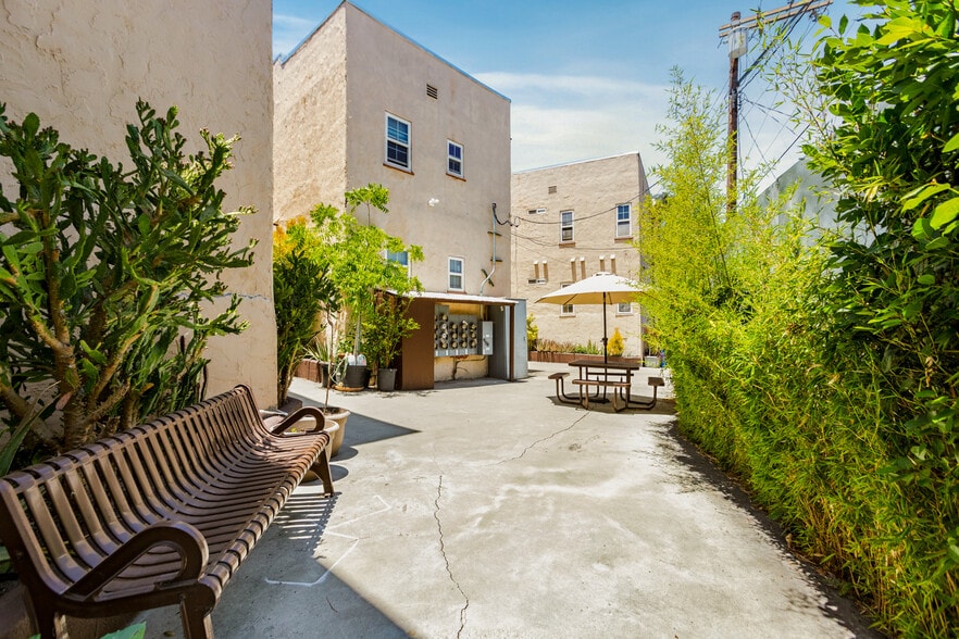 5320 W Olympic Blvd, Los Angeles, CA for sale - Building Photo - Image 3 of 9