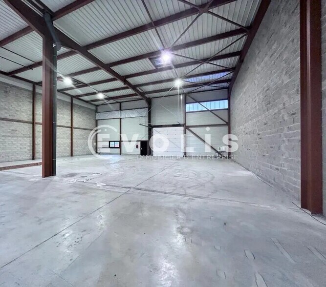 Flex in Étréchy for lease - Interior Photo - Image 3 of 4