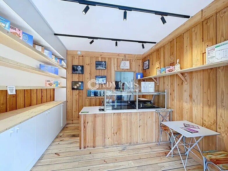 Retail in Bordeaux for lease - Interior Photo - Image 1 of 7