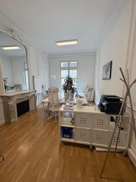 57 Rue Pierre Charron, Paris for lease - Interior Photo - Image 2 of 11