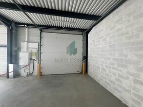 Flex in Le Thillay for lease Building Photo- Image 2 of 6