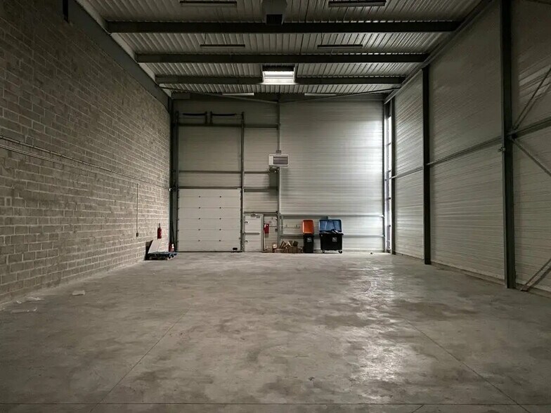 Flex in Stains for lease - Interior Photo - Image 2 of 6