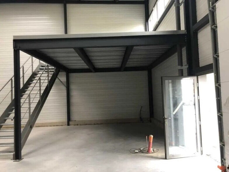 Flex in Beychac-et-Caillau for lease - Interior Photo - Image 2 of 4