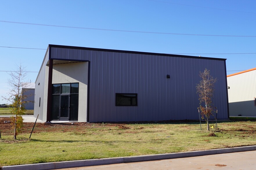 600 NW 124th St, Oklahoma City, OK for lease - Primary Photo - Image 1 of 5