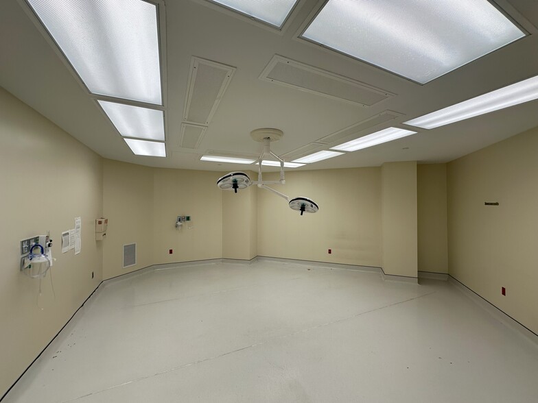 1553 Chester Pike, Crum Lynne, PA for lease - Building Photo - Image 2 of 3